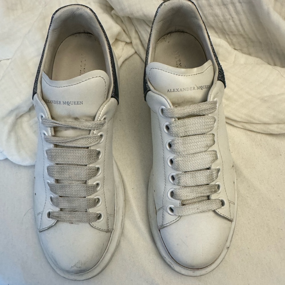 ALEXANDER MCQUEEN LEATHER HEEL DETAIL SNEAKER